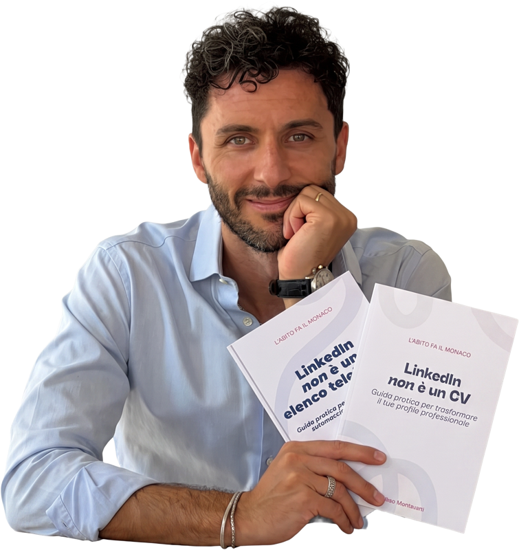 Matteo Mantovani con in mano i suoi due libri su LinkedIn